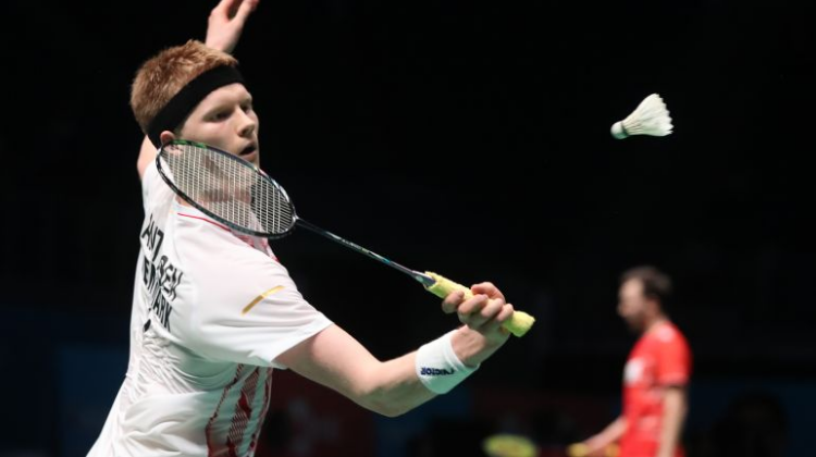 她通过努力 她通过努力